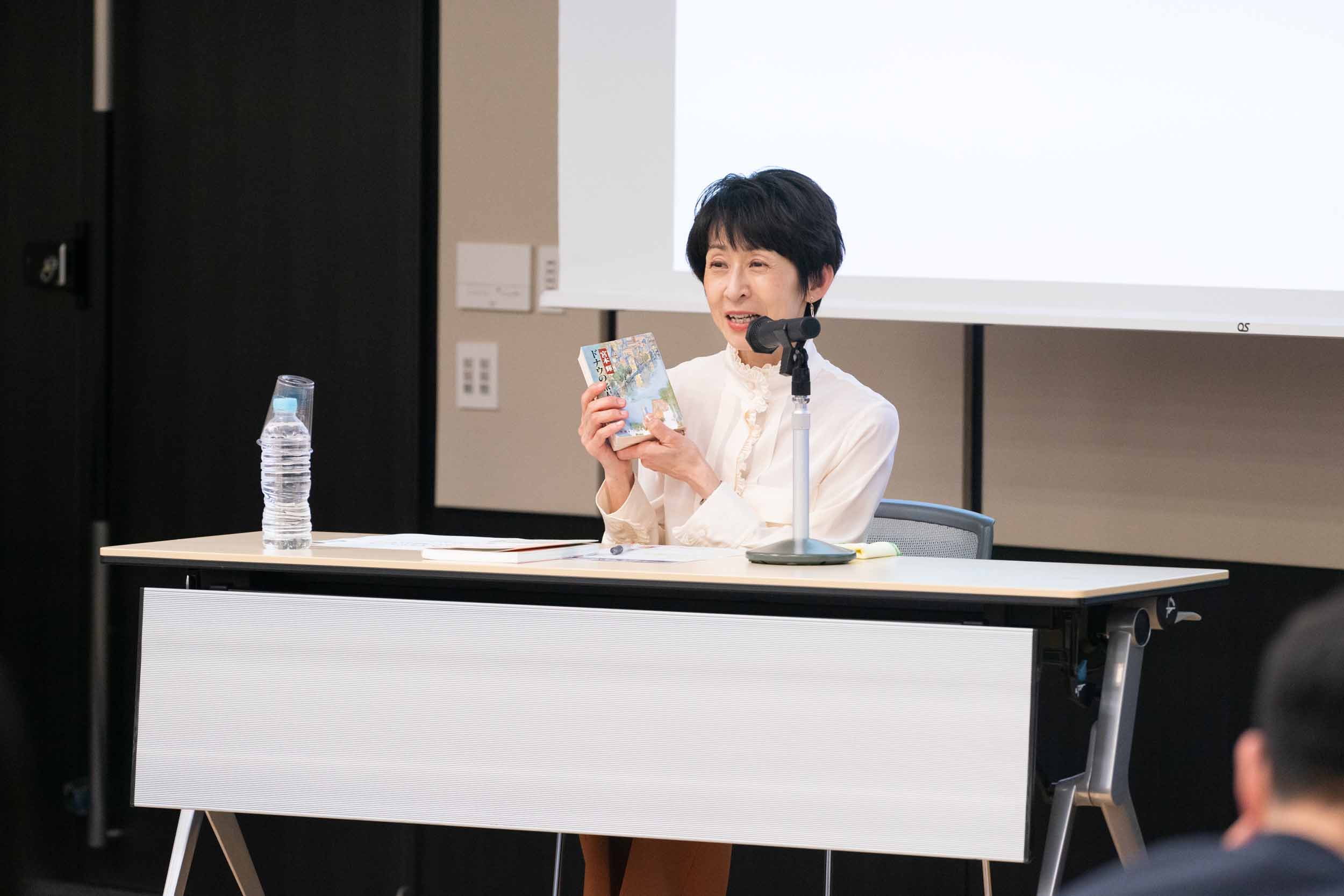 取材がきっかけで手に取ることが増えたという『ドナウの旅人』
