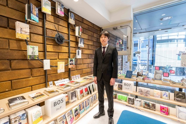 紀伊國屋書店新宿本店2階の文学売り場には、「BOOK CLOCK」と言われる円形状に並んだ本が時刻を示す時計がある。つい長居してしまう人も