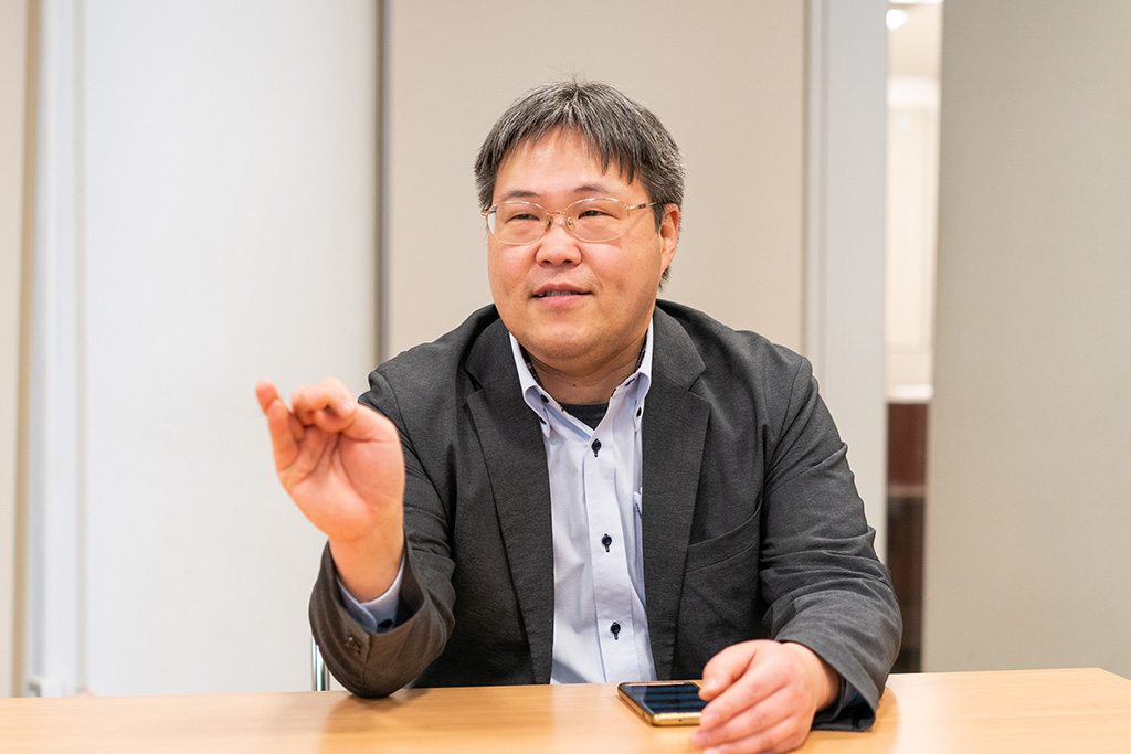 「開店当初は、全9フロアで営業する予定が、地上4階までの5フロアに縮小。かつ、雑誌も文庫本もコミックも置かないという制限がありました」(八重洲ブックセンター本店営業部の内田俊明さん) 「開店当初は、全9フロアで営業する予定が、地上4階までの5フロアに縮小。かつ、雑誌も文庫本もコミックも置かないという制限がありました」(八重洲ブックセンター本店営業部の内田俊明さん)