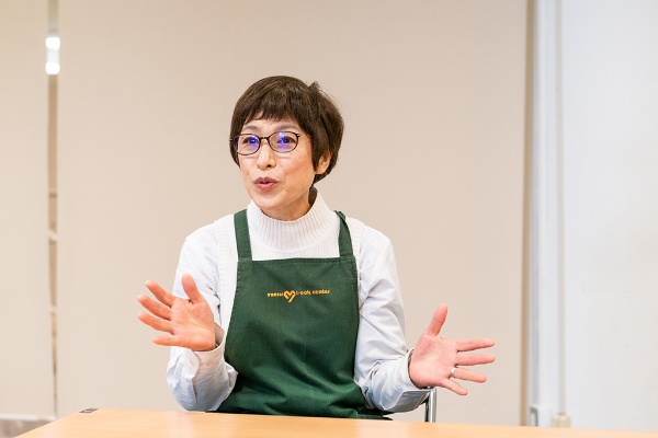 「86年の増床で誕生した5階の文庫売り場が、当時流通する文庫本約10万冊で埋め尽くされた光景を見て、言葉をなくすほどの衝撃を受けたことを覚えています」(八重洲ブックセンター本店で30年以上ビジネス書を担当する柏明美さん) 「86年の増床で誕生した5階の文庫売り場が、当時流通する文庫本約10万冊で埋め尽くされた光景を見て、言葉をなくすほどの衝撃を受けたことを覚えています」(八重洲ブックセンター本店で30年以上ビジネス書を担当する柏明美さん)