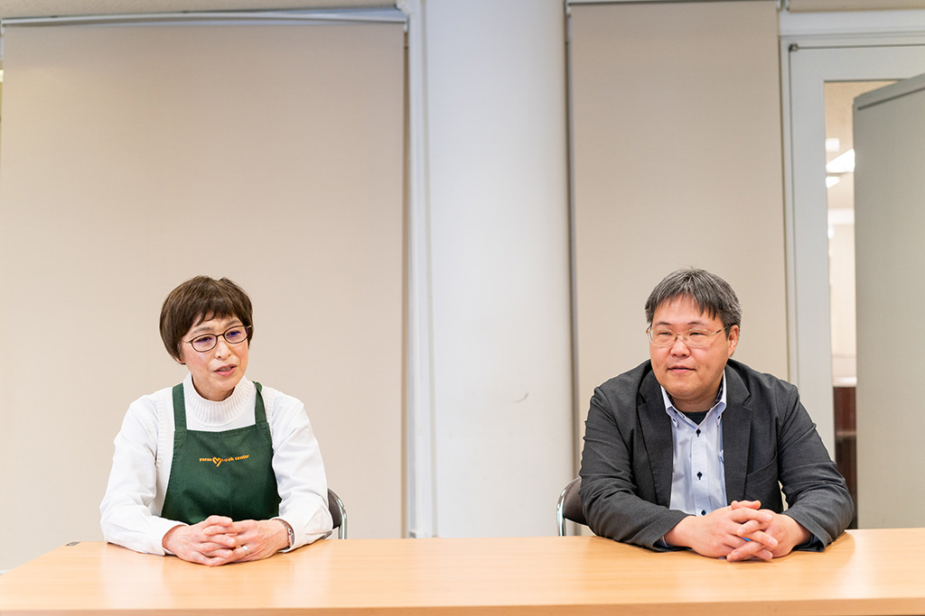 「東日本大震災のときのことは忘れられない」と言う2人。当時の店長の判断で、お店を閉めずに一晩中開けて、帰宅できない人たちにいてもらうことにした(八重洲ブックセンター本店の内田俊明さん<右>と柏明美さん) 「東日本大震災のときのことは忘れられない」と言う2人。当時の店長の判断で、お店を閉めずに一晩中開けて、帰宅できない人たちにいてもらうことにした(八重洲ブックセンター本店の内田俊明さん<右>と柏明美さん)