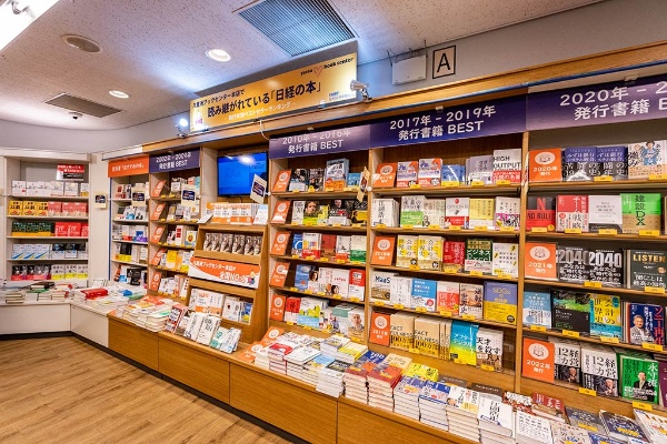 2階のビジネス書コーナーでは、「八重洲ブックセンター本店で読み継がれている『日経の本』フェア」を開催中。日経BPと日本経済新聞出版の過去20年分のベストセラーを懐かしそうに手に取るお客さんも多いという