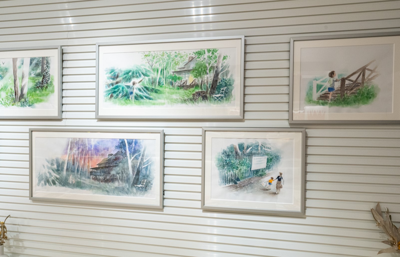 店内のギャラリースペースで開かれていた、いせひでこ氏の原画展。大垣さんは「絵本はお子様だけでなく、大人の方も読書を始めるいいきっかけになり得ると思う」と言う