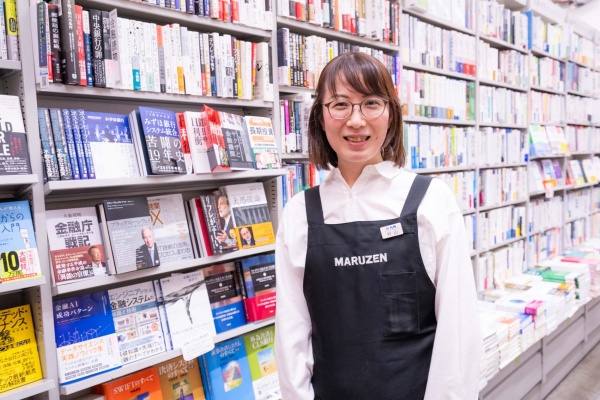 丸善 丸の内本店でビジネス書を担当している村山美尾さん