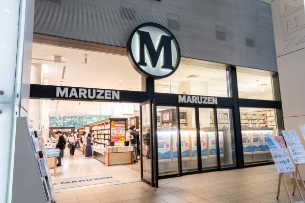 ビジネスの中心地である東京・丸の内にある丸善 丸の内本店。連日、多くのビジネスパーソンが来店し、話題の書籍を買い求める
