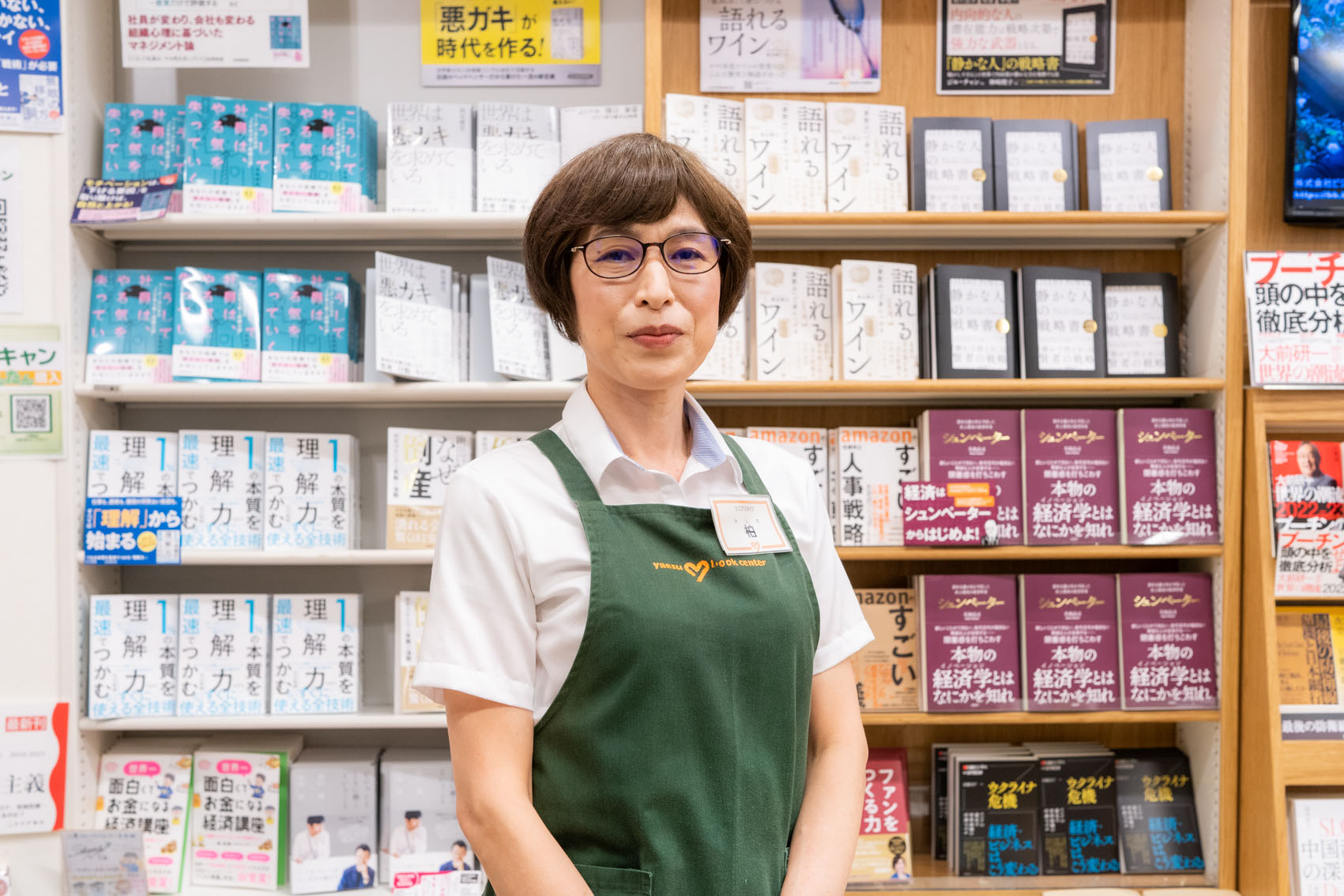八重洲ブックセンター本店でビジネス書フロアを担当する柏明美さん。2階ビジネス書売り場のトレンドコーナーには、柏さんセレクトの新刊が並んでいる