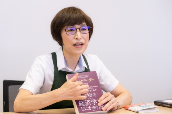 「実際に開くと味わい深いテイストのイラストや図解、欄外の補足説明も多くて楽しく読めるんです。あと、意外や意外、なんと自己啓発的な要素も感じられるんです」と柏さん