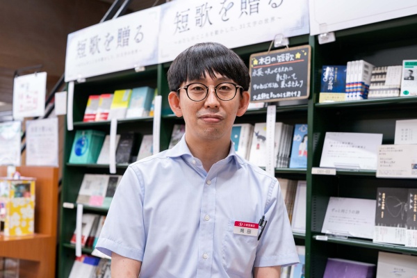 三省堂書店本店リニューアルチームのリーダー補佐を務めている、営業推進部次長の岡田健太郎さん