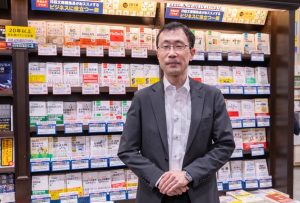 丸善丸の内本店で1・2階の一般書を統括する宗形康紀さん