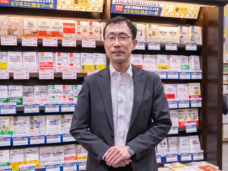 丸善 丸の内本店・宗形康紀さん　70周年の日経文庫、お薦めの本