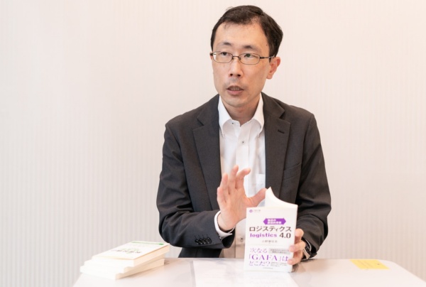『ロジスティクス4.0 物流の創造的革新』(小野塚征志著)。「本書には、省力化のための機械化やAI導入が進んだ物流業界の未来についても書かれています」(宗形さん)