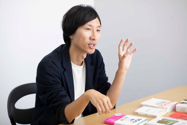 退職学研究家の佐野創太さんは、自身が全力で頑張りすぎて働けなくなった経験から、「70%で働く」ことを提唱する 退職学研究家の佐野創太さんは、自身が全力で頑張りすぎて働けなくなった経験から、「70%で働く」ことを提唱する