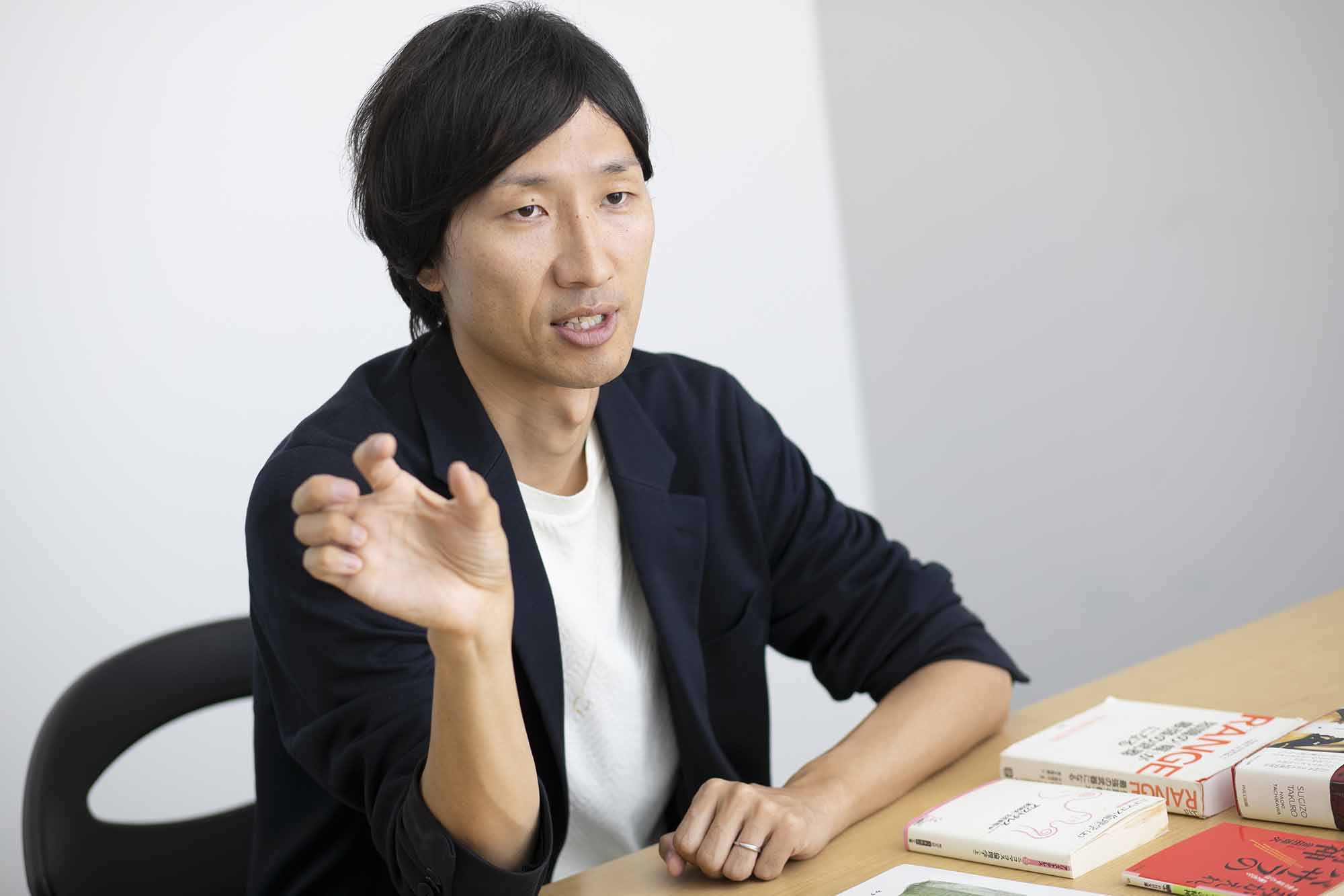 『夜と霧』のように現職と全く関係のない本との偶然の出合いが、困難打破のカギになることがある