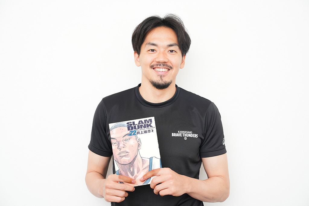 『SLAM DUNK 完全版』を持つ篠山選手 『SLAM DUNK 完全版』を持つ篠山選手