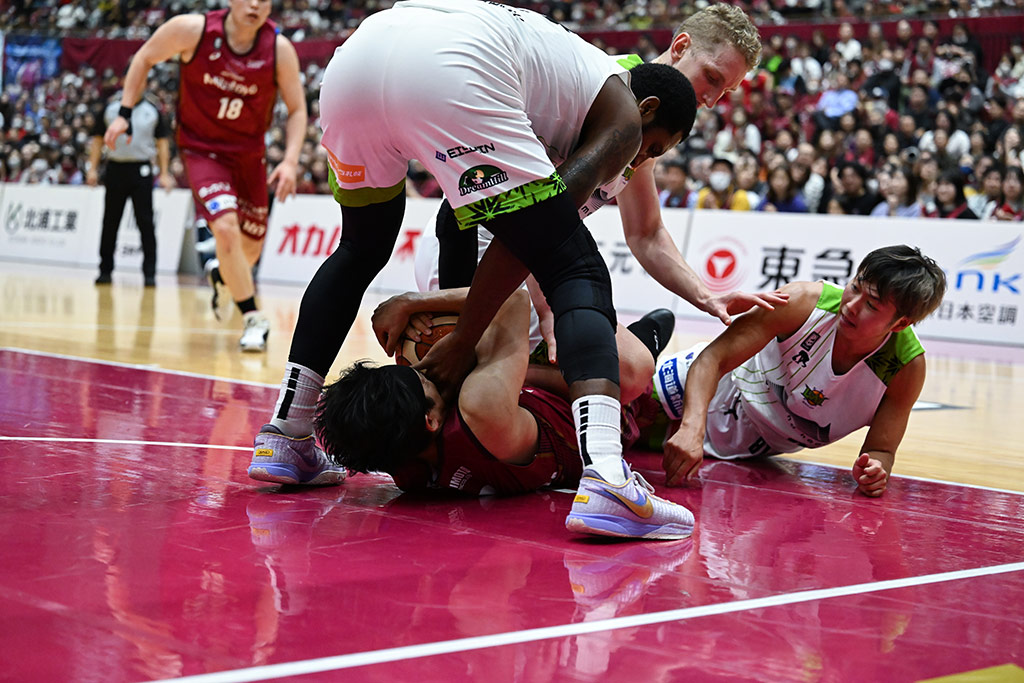 ルーズボールの奪い合いなど泥臭いプレーも篠山選手の持ち味の一つ（写真提供：川崎ブレイブサンダース）