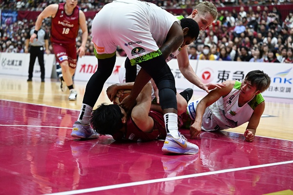 ルーズボールの奪い合いなど泥臭いプレーも篠山選手の持ち味の一つ(写真提供:川崎ブレイブサンダース) ルーズボールの奪い合いなど泥臭いプレーも篠山選手の持ち味の一つ(写真提供:川崎ブレイブサンダース)