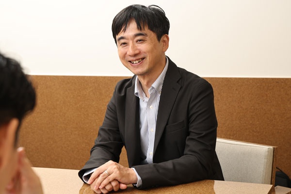 「僕は自分が言葉を書いたという感覚はありません。『みなさん、こう語っていましたよね』と。とにかく聞く。言葉を使って語れている部分もあれば、語り切れていない部分もある。そのすべてを読み取っていった結果です」(梅田氏)(写真=花井 智子)