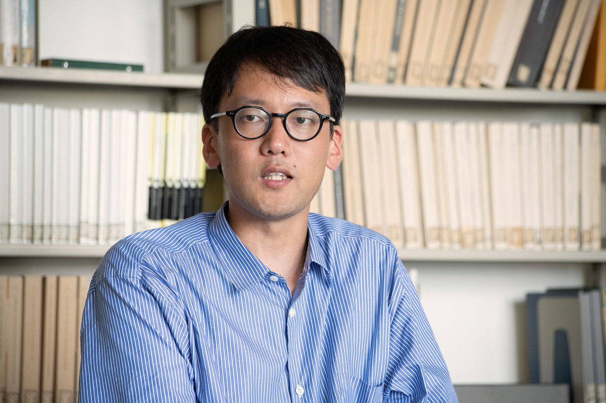 斎藤幸平(さいとう・こうへい)<br>東京大学大学院総合文化研究科准教授。ベルリン・フンボルト大学哲学科博士課程修了。博士(哲学)。専門は経済思想、社会思想。Karl Marx's Ecosocialism: Capital, Nature, and the Unfinished Critique of Political Economy(邦訳「大洪水の前に」)によって、「ドイッチャー記念賞」を歴代最年少で受賞。著書『人新世の「資本論」』(集英社新書)は45万部のベストセラー。(写真:品田裕美、以下同)