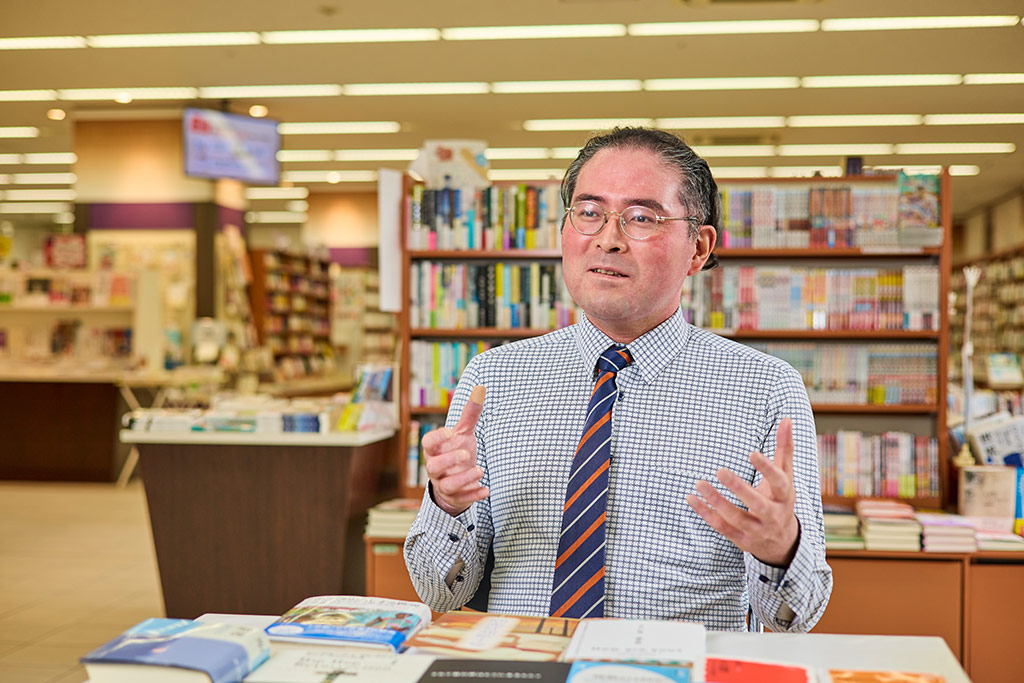 同志社生協　良心館ブック＆ショップの山形拓史さん