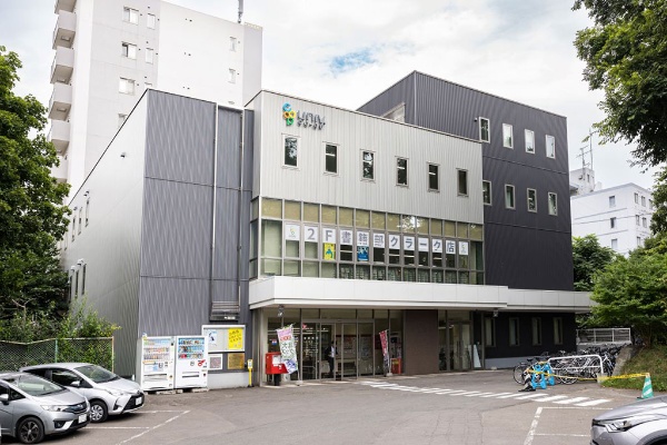 生協会館2階にあるクラーク店。クラーク胸像や中央ローン広場の近くに位置する。札幌駅からも徒歩7分ほど 生協会館2階にあるクラーク店。クラーク胸像や中央ローン広場の近くに位置する。札幌駅からも徒歩7分ほど