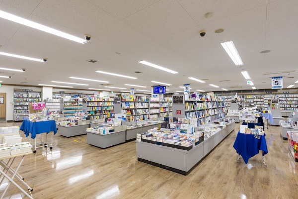 クラーク店の店内。人文・社会、理学の専門書のほか、文芸・一般、文庫や新書も多い クラーク店の店内。人文・社会、理学の専門書のほか、文芸・一般、文庫や新書も多い