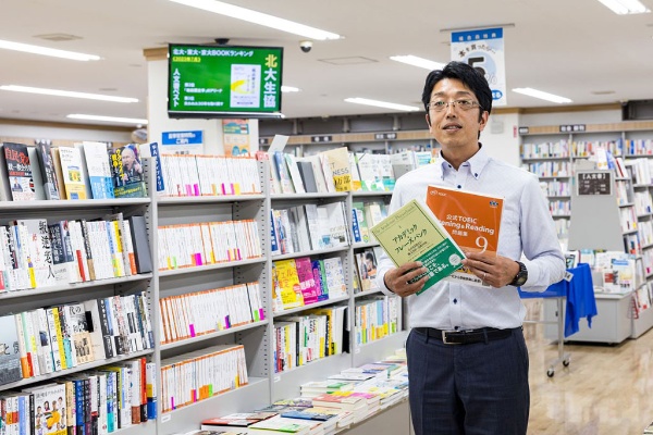 「語学の検定試験対策本は一年を通してよく売れています」 「語学の検定試験対策本は一年を通してよく売れています」