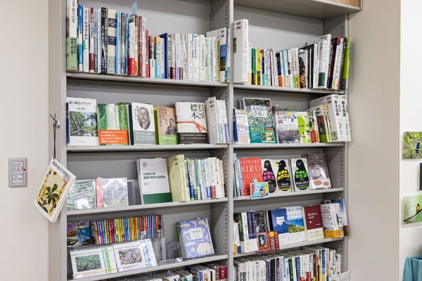 店内には「北海道」の棚も。北海道の歴史や文化、自然をテーマとした本が並ぶ 店内には「北海道」の棚も。北海道の歴史や文化、自然をテーマとした本が並ぶ