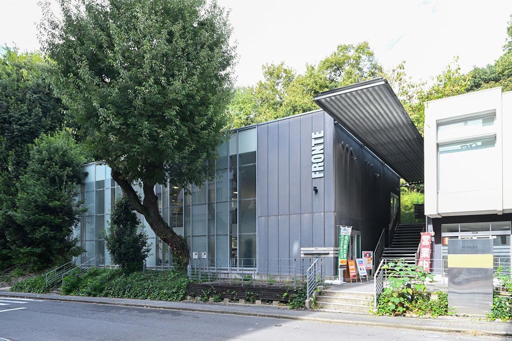 地下鉄名城線名古屋大学駅から徒歩5分、理学部や農学部に近い