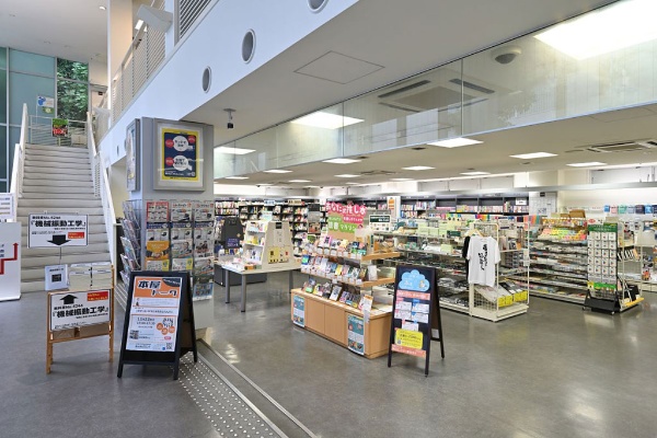 Booksフロンテ入り口。1階は新書や文庫、雑誌や語学、漫画などを展開 Booksフロンテ入り口。1階は新書や文庫、雑誌や語学、漫画などを展開