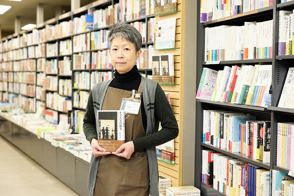 三田書籍部の山川夏代さん。三田、日吉など慶應義塾各キャンパスの生協書籍部に勤務した経験を持つ