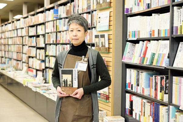 三田書籍部の山川夏代さん。三田、日吉など慶應義塾各キャンパスの生協書籍部に勤務した経験を持つ 三田書籍部の山川夏代さん。三田、日吉など慶應義塾各キャンパスの生協書籍部に勤務した経験を持つ