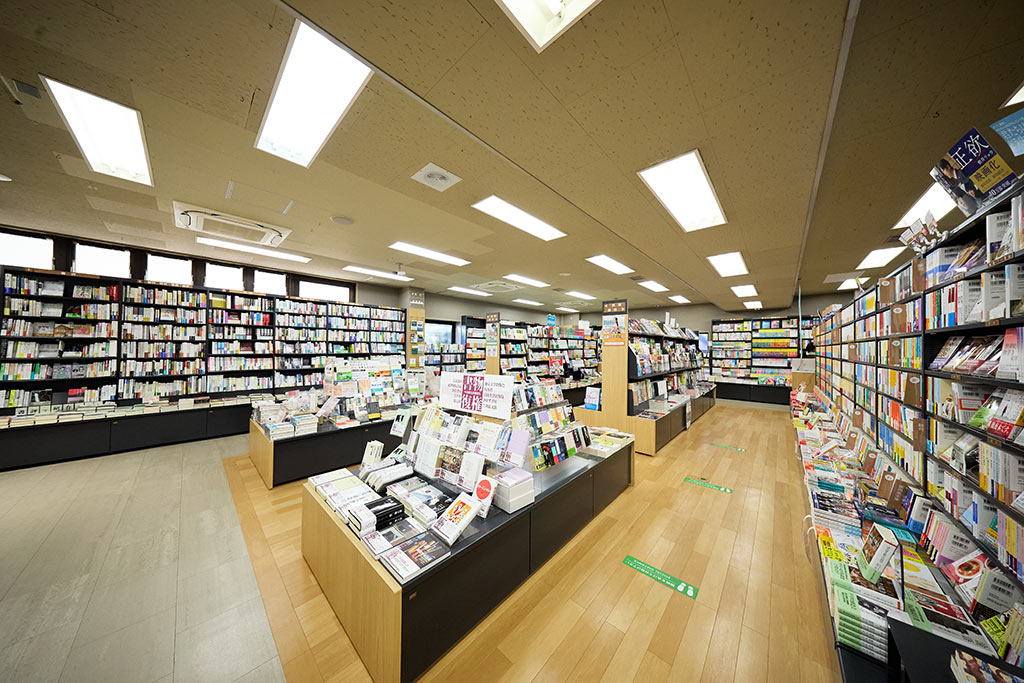 三田書籍部は西門近くの生協購買棟3階にある。2017年に改装。約3万3000冊を扱う