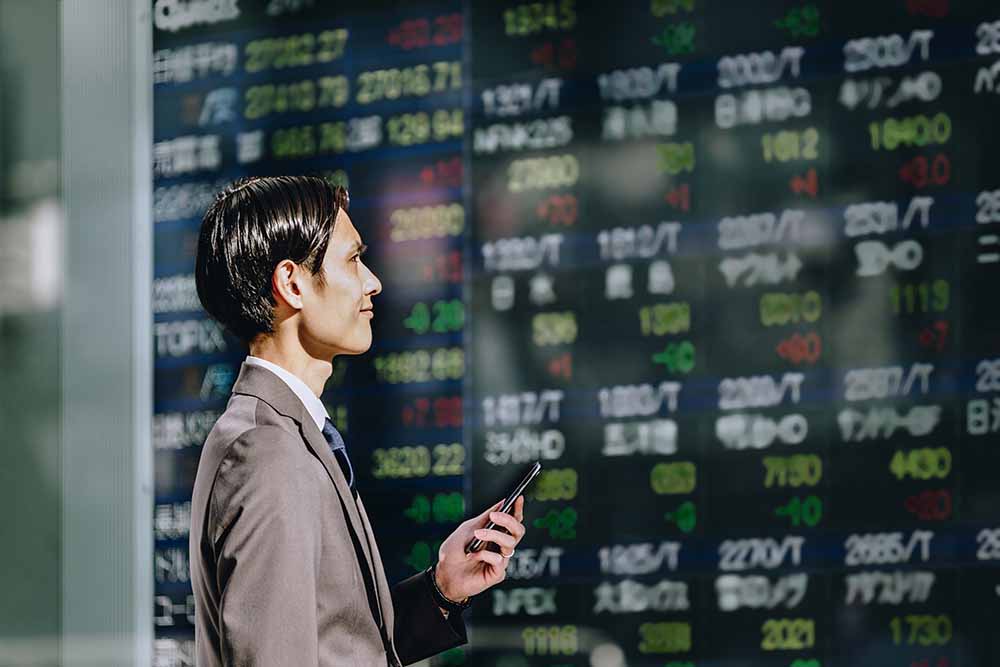 資産の一定割合を株式で持つ重要性が高まっていく（写真：chachamal ／stock.adobe.com）