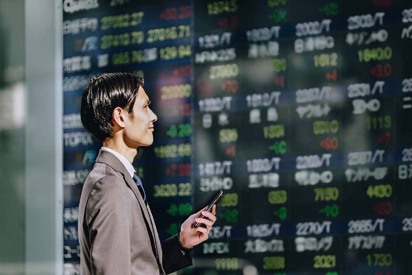 資産の一定割合を株式で持つ重要性が高まっていく(写真:chachamal /stock.adobe.com) 資産の一定割合を株式で持つ重要性が高まっていく(写真:chachamal /stock.adobe.com)