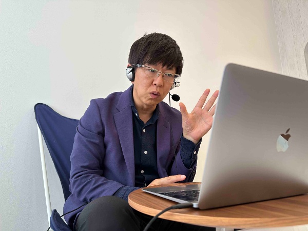「55歳からは誰もが社長の思考を持ったほうがいいかもしれない」と言う土井さん(写真/土井さん提供)