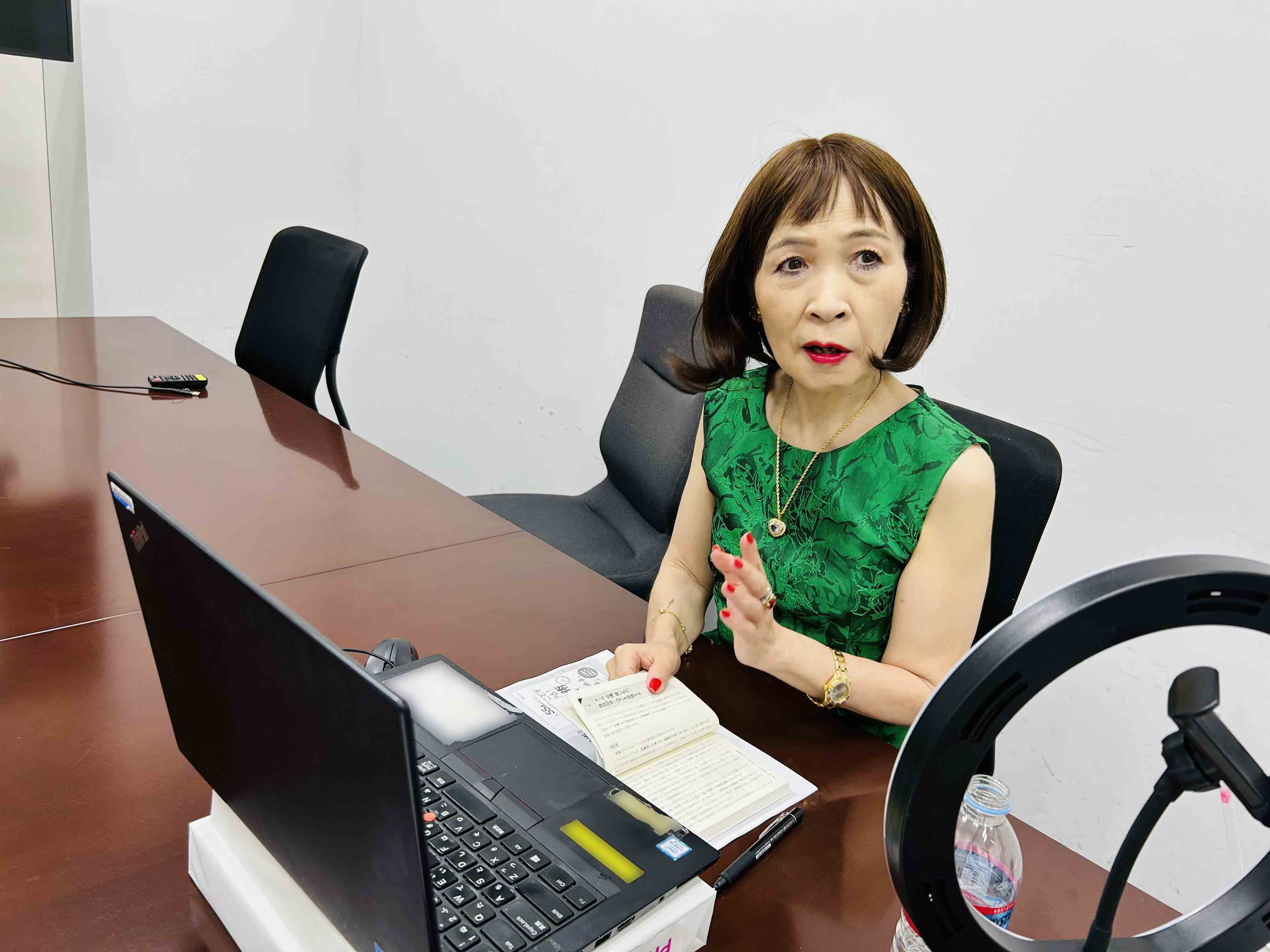 「自分の世界を広げるためには、会社外の人との付き合いを増やしていくほうが楽しい」と話す臼井さん。対談はオンラインで行われた