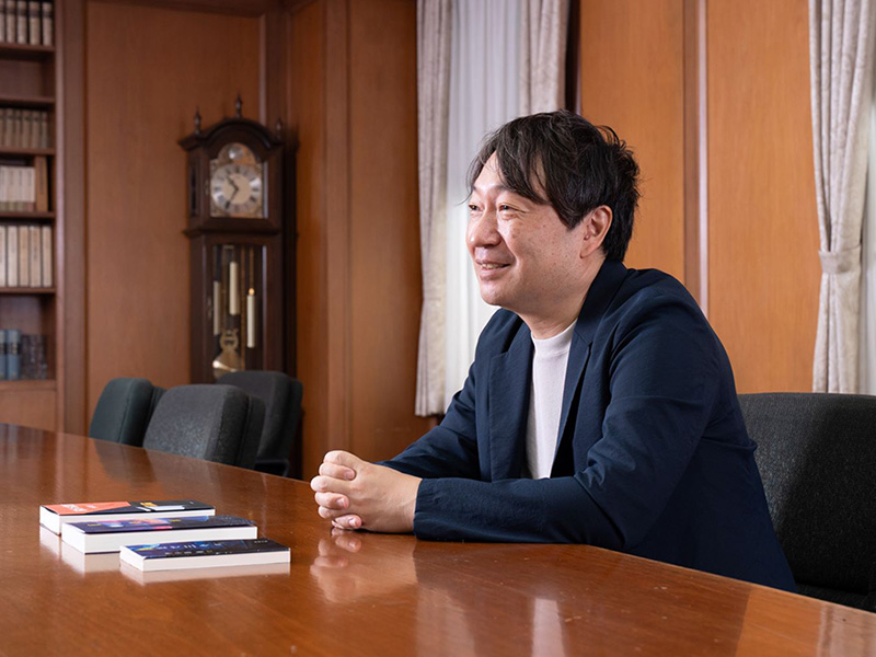 作家・伊与原新 「陰謀論の時代」に理系テーマの作品が果たす役割