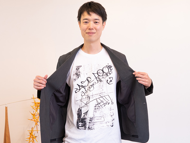 オリジナルTシャツを着用して取材を受けてくださった橋本さん