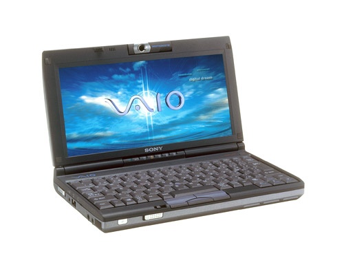 バイオC1 PCG-C1(1998年9月)A5サイズの横長ボディで約1.1kgの筐体に、静止画・動画の取り込みができるカメラを内蔵し、動画編集も可能。Bluetooth経由でネットに接続し、音楽配信の利用(ソニーが提供していた)もできる、と、時代を20年ほど先取りしすぎたソニーのパソコン(写真:ソニーグループ)