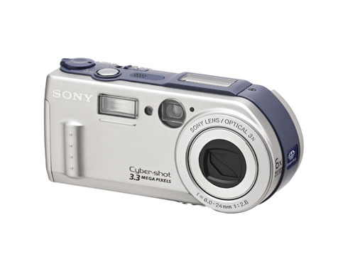DSC-P1（2000年10月20日発売）　石塚さんが開発を率いる立場になって、初めて全力で挑んだデジカメ。小型ながら3倍光学ズーム、当時としては高画素・高画質、そしてメモリースティック搭載と機能に妥協がなく、大ヒットとなったのですが、電池のトラブルでソニーにも石塚さんにも、苦い教訓を残しました（写真：大槻純一）
