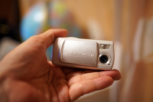 ソニー サイバーショットDSC-U10 画素数は130万、ちゃんとオートフォーカスで背面液晶も装備していますが、老眼になったらメニュー選択ができないくらい小さい字になります
