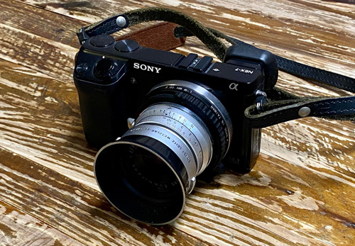 石塚さん渾身のミラーレス一眼、NEX-7と、江口さんがお父さんから譲り受けたライカのズミクロンの組み合わせ(写真:江口カン)