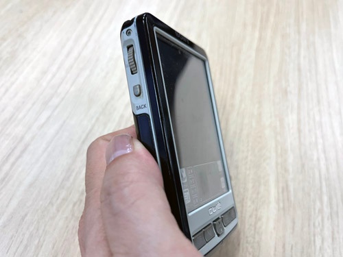 編集Yも使っておりました、クリエ(PEG-SJ30)。サイドに当時のソニーのガラケーが採用していたジョグダイヤルが付いていて、これが便利でした