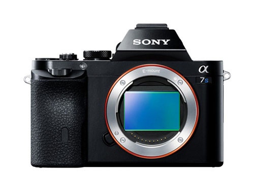 α7S(2014年6月) 画素数はフルサイズセンサーにしては1220万と控えめながら、画素1つ当たりのサイズを大きくすることで高感度性能を高めたモデル。暗い場所でもノイズを抑えて撮影できるため、動画撮影のプロに人気となり、ソニーのデジカメビジネスに新たな市場を創り出しました(製品画像提供・ソニーグループ)