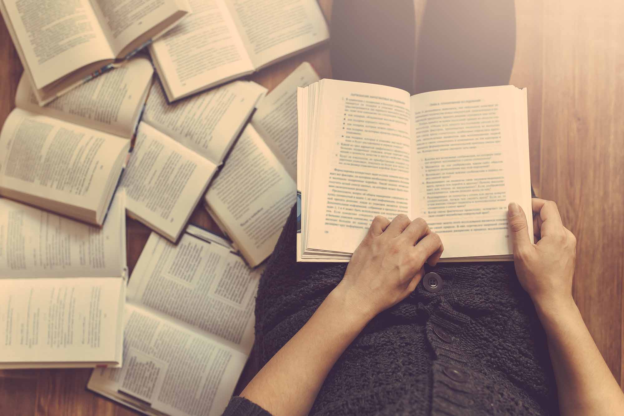 関連分野の書籍をまとめて読むと記憶に定着しやすい(写真:Ivan Kurmyshov/stock.adobe.com)
