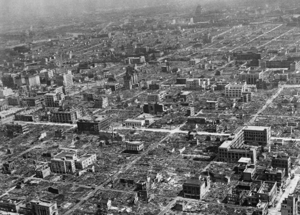 米軍の空襲で大きな被害を受けた大阪(写真/Shutterstock)