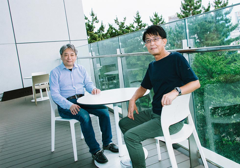 法政大学経営学部の西川英彦教授（写真右）と、早稲田大学ビジネススクールの及川直彦客員教授（同左）