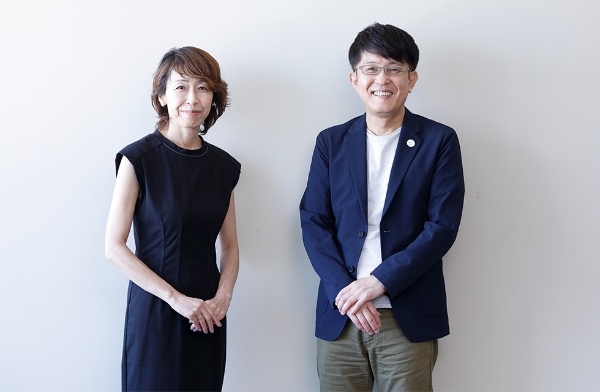 法政大学の西川英彦教授(写真右)と、花王 化粧品事業部門プレミアムブランドビジネスグループの池辺順子ビジネスグループ長(同左)