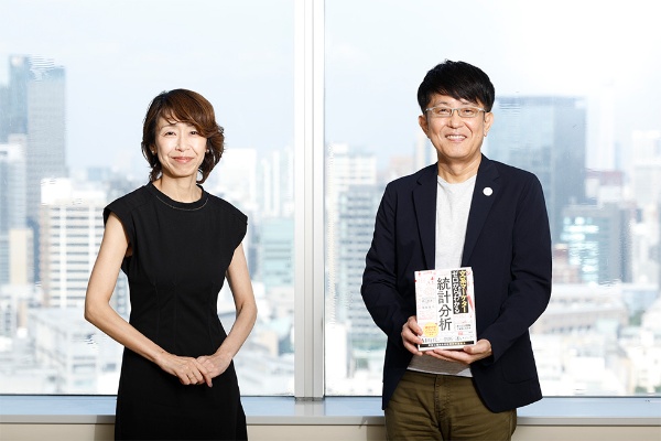 法政大学の西川英彦教授(写真右)と、花王 化粧品事業部門プレミアムブランドビジネスグループの池辺順子ビジネスグループ長(同左)