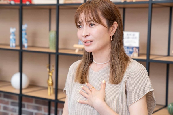 新山さんは、森岡さんの著書『苦しかったときの話をしようか』を自身で読んだのち、娘のもあさんにプレゼントした 新山さんは、森岡さんの著書『苦しかったときの話をしようか』を自身で読んだのち、娘のもあさんにプレゼントした